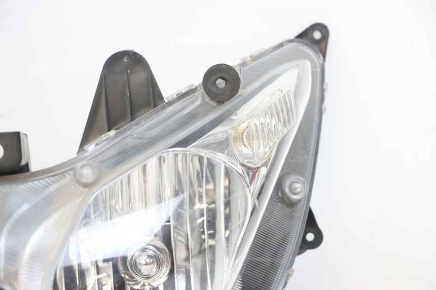 photo de HEADLIGHT SUZUKI BURGMAN 125 (2018 - 2021) - High-resolution close-up
