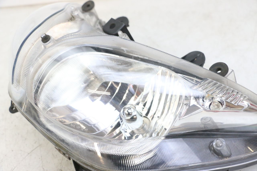 photo de HEADLIGHT SUZUKI BURGMAN 125 (2018 - 2021) - Zoom on usage condition
