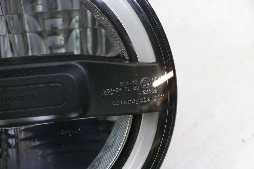 photo de HEADLIGHT HUSQVARNA SVARTPILEN 401 (2018 - 2023) - Fixing points details