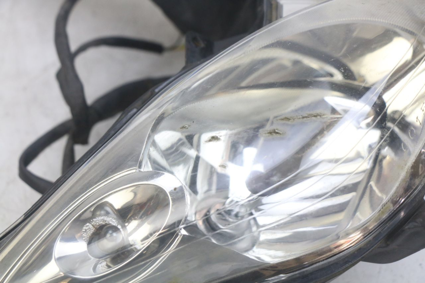photo de FRONT HEADLIGHT YAMAHA XMAX X-MAX 125 (2006 - 2009) - High-resolution close-up