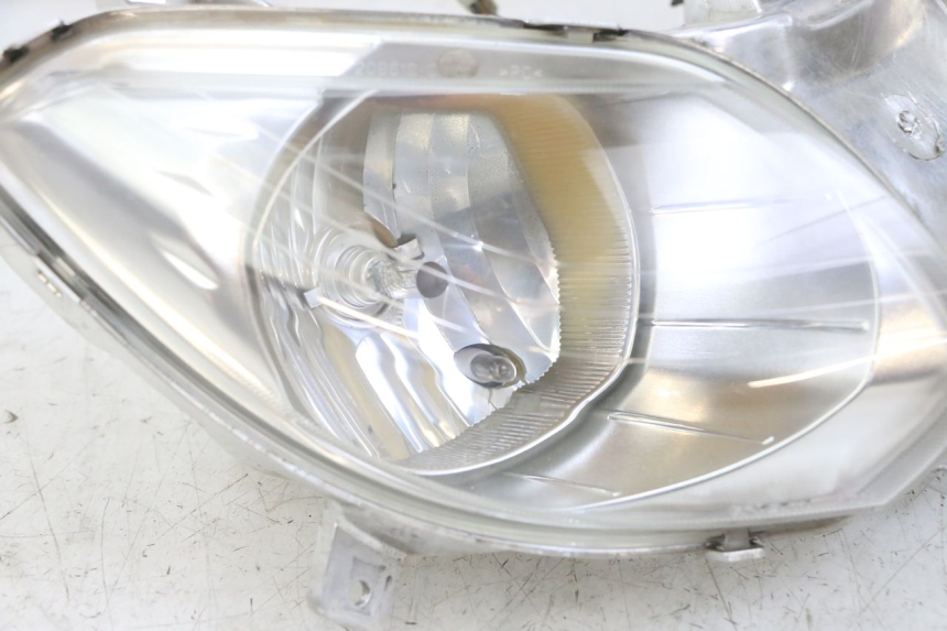 photo de FRONT HEADLIGHT YAMAHA X-MAX XMAX 125 (2010 - 2013) - Surface and material condition