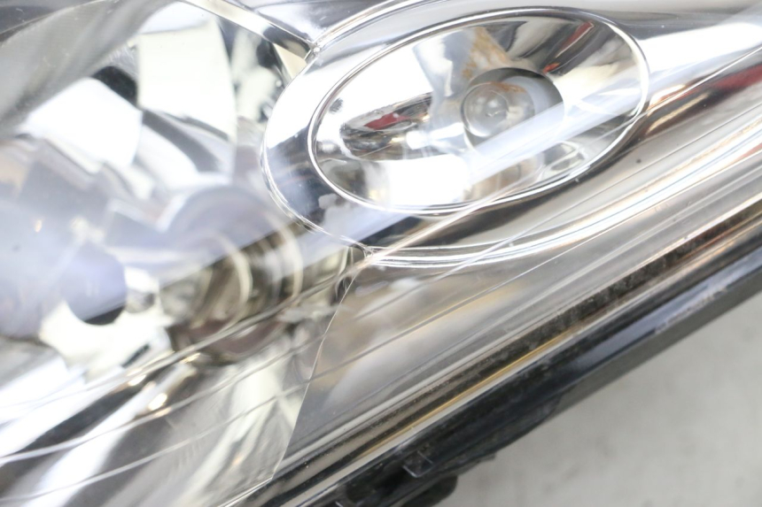 photo de FRONT HEADLIGHT YAMAHA XMAX X-MAX 125 (2006 - 2009) - Fixing points details