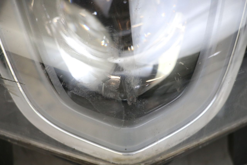 photo de FRONT HEADLIGHT PIAGGIO X10 125 (2012 - 2017) - High-resolution close-up