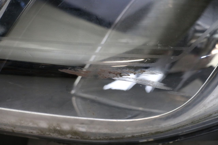 photo de FRONT HEADLIGHT PIAGGIO X10 125 (2012 - 2017) - Surface and material condition