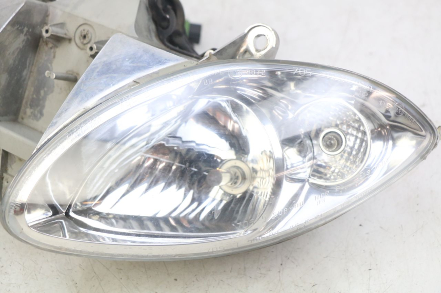 photo de FRONT HEADLIGHT PIAGGIO X9 EVOLUTION 125 (2003 - 2007) - Surface and material condition