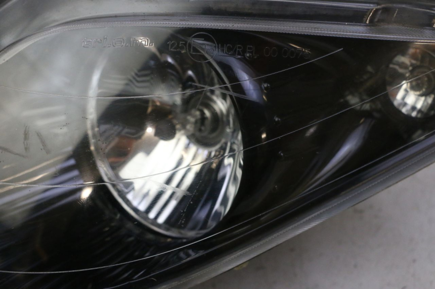 photo de FRONT HEADLIGHT PIAGGIO XEVO - X EVO 125 (2007 - 2017) - Surface and material condition