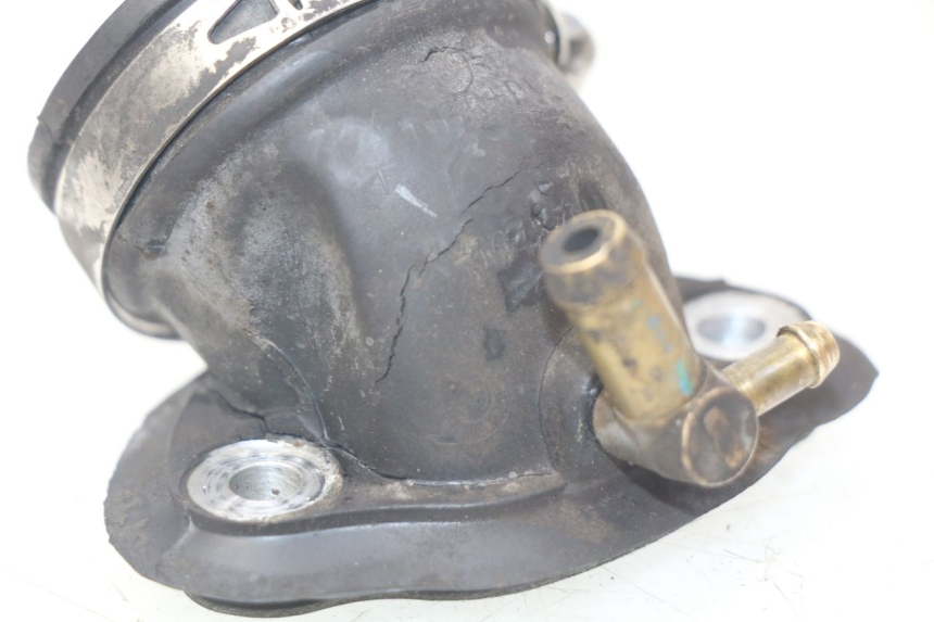 photo de INTAKE PIPE PIAGGIO FLY 125 (2005 - 2012) - Zoom on usage condition