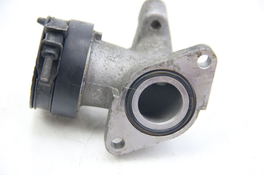 photo de INTAKE MANIFOLD SUZUKI SIXTEEN 125 (2008 - 2010) - Alternative perspective