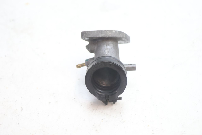 photo de INTAKE MANIFOLD YAMAHA XMAX X-MAX 125 (2006 - 2009) - Fixing points details