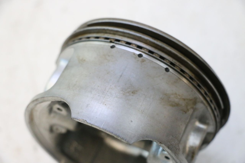 photo de PISTON SUZUKI DR S 600 (1985 - 1989) - Technical close-up