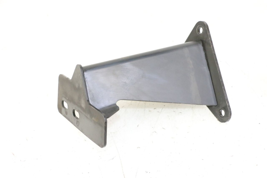 photo de REAR RIGHT FOOTREST MOUNT QUADRO 4 4D 350 (2015 - 2018) - Alternative perspective