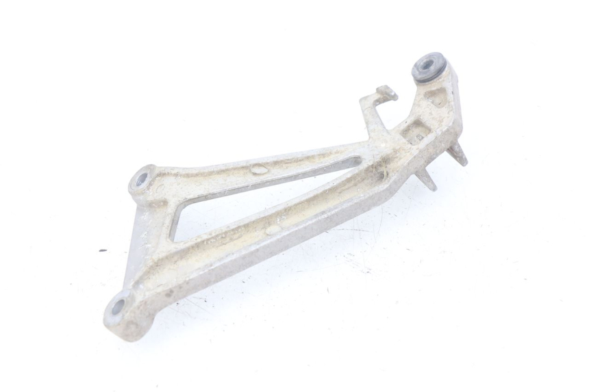 photo de REAR RIGHT FOOTREST MOUNT HONDA CBR R 125 (2003 - 2006) - Zoom on usage condition