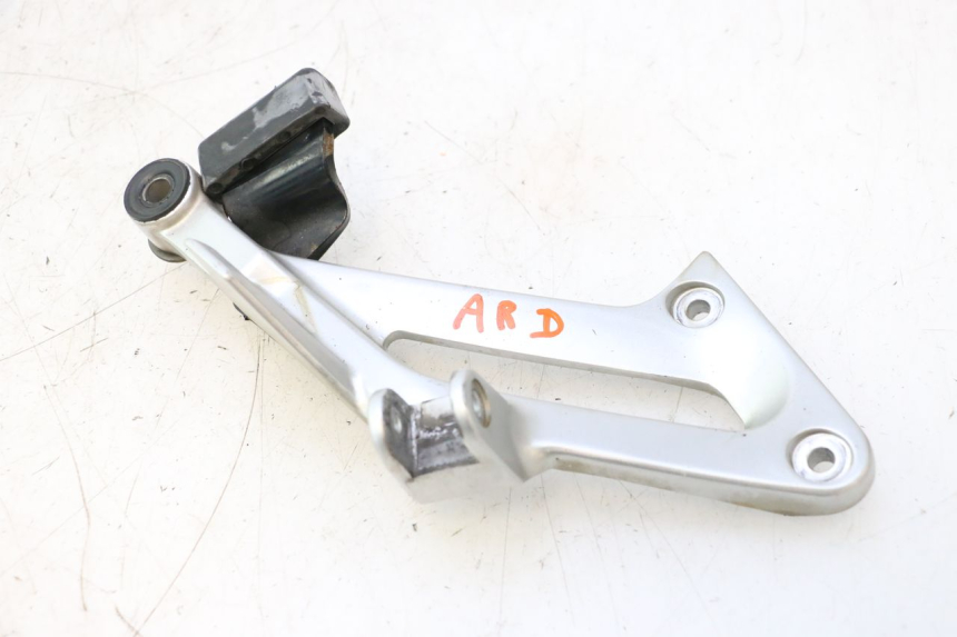 photo de REAR RIGHT FOOTREST MOUNT YAMAHA FJR 1300 (2001 - 2005) - Main view