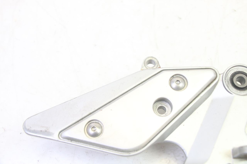 photo de REAR RIGHT FOOTREST MOUNT YAMAHA FZ6 N FAZER 600 (2004 - 2006) - Component detail