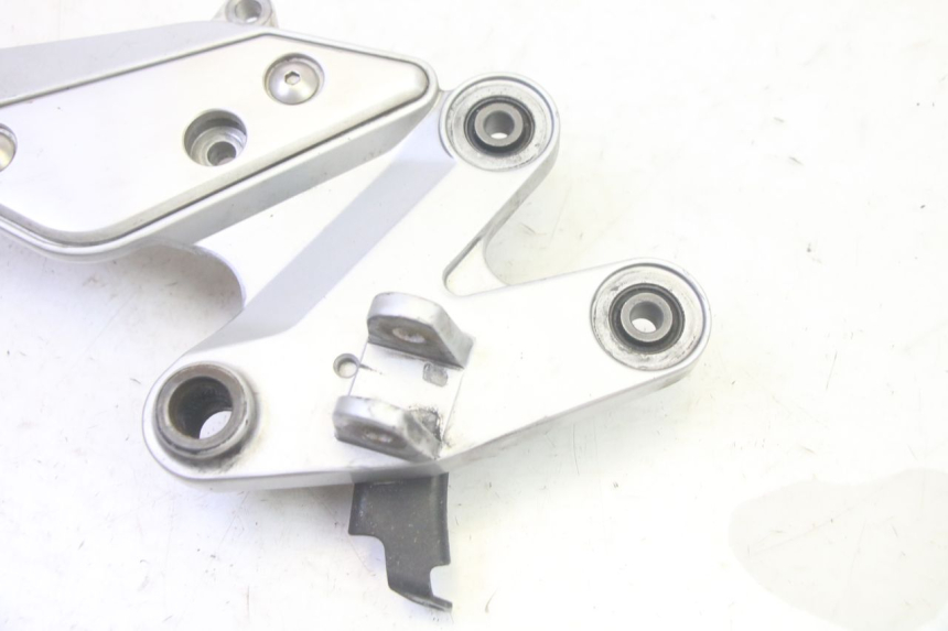photo de REAR RIGHT FOOTREST MOUNT YAMAHA FZ6 N FAZER 600 (2004 - 2006) - Zoom on usage condition