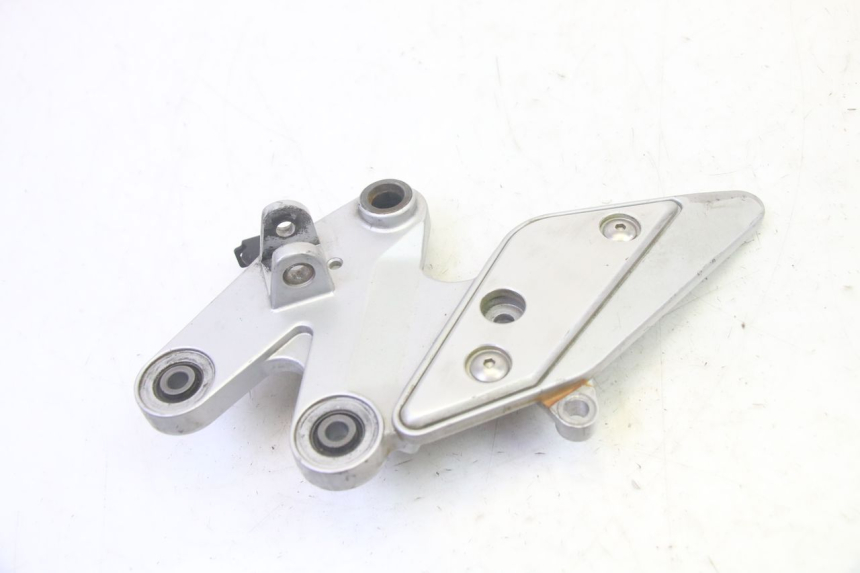 photo de REAR RIGHT FOOTREST MOUNT YAMAHA FZ6 N FAZER 600 (2004 - 2006) - Alternative perspective