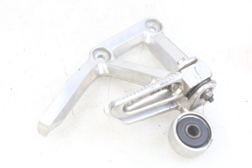 photo de REAR RIGHT FOOTREST BRACKET YAMAHA FZS FAZER 600 (1998 - 2001) - Technical close-up