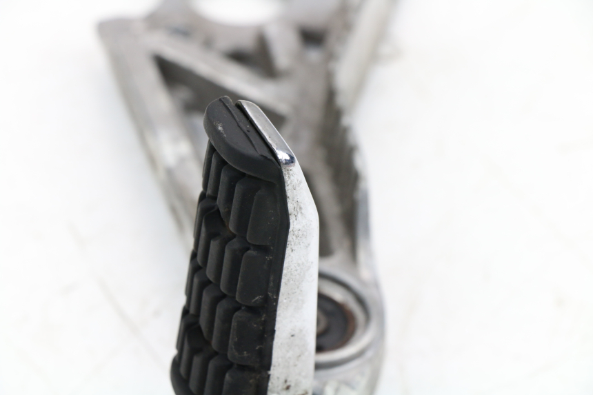photo de REAR RIGHT FOOTREST MOUNT YAMAHA FZX FAZER 750 (1987 - 1998) - Surface and material condition