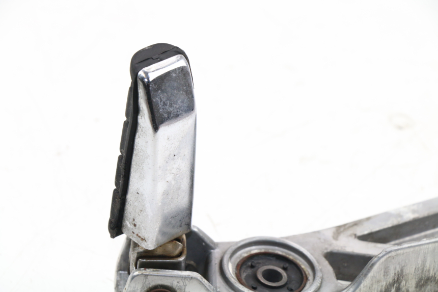 photo de REAR RIGHT FOOTREST MOUNT YAMAHA FZX FAZER 750 (1987 - 1998) - Markings and original references