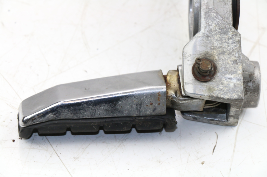 photo de REAR RIGHT FOOTREST MOUNT YAMAHA FZX FAZER 750 (1987 - 1998) - Alternative angle