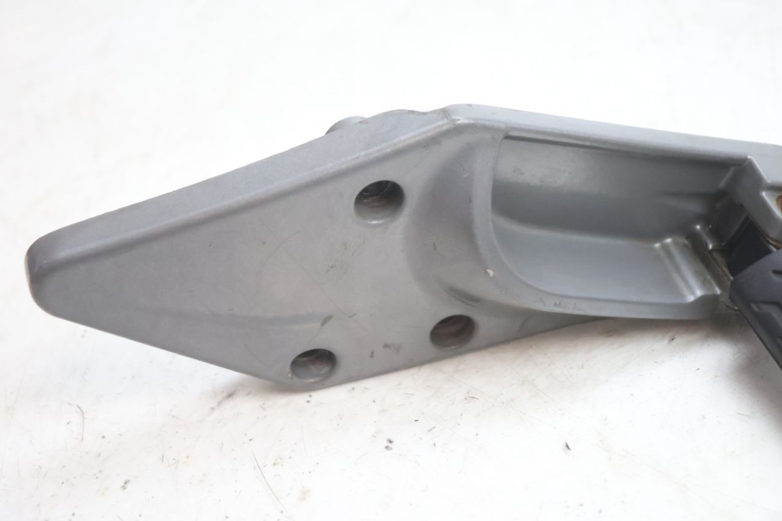 photo de REAR RIGHT FOOTREST MOUNT GILERA GP 800 (2007 - 2013) - Component detail
