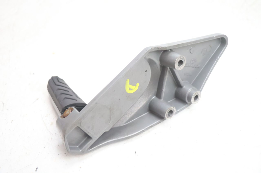 photo de REAR RIGHT FOOTREST MOUNT GILERA GP 800 (2007 - 2013) - Additional view of the item