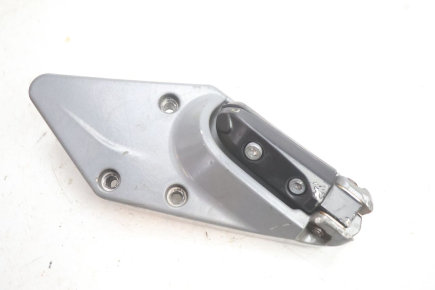 photo de REAR RIGHT FOOTREST MOUNT GILERA GP 800 (2007 - 2013) - Technical close-up
