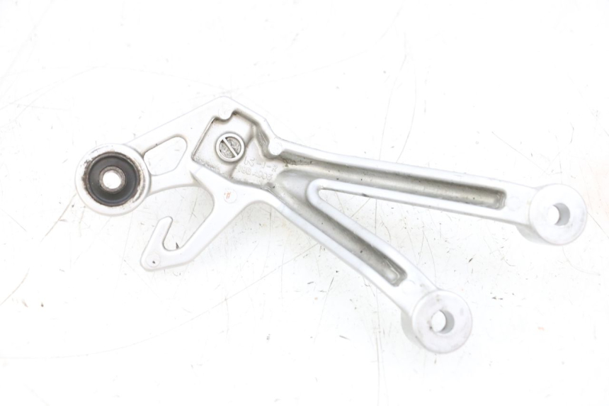 photo de REAR RIGHT FOOTREST MOUNT SUZUKI GSXR GSX-R 1000 (2003 - 2004) - Alternative perspective