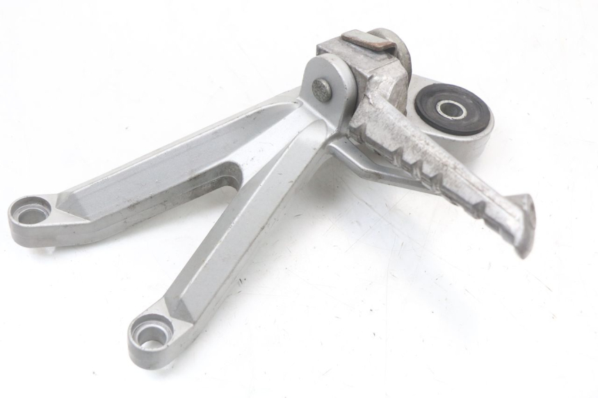 photo de REAR RIGHT FOOTREST MOUNT HYOSUNG GTR 125 (2006 - 2008) - Zoom on usage condition