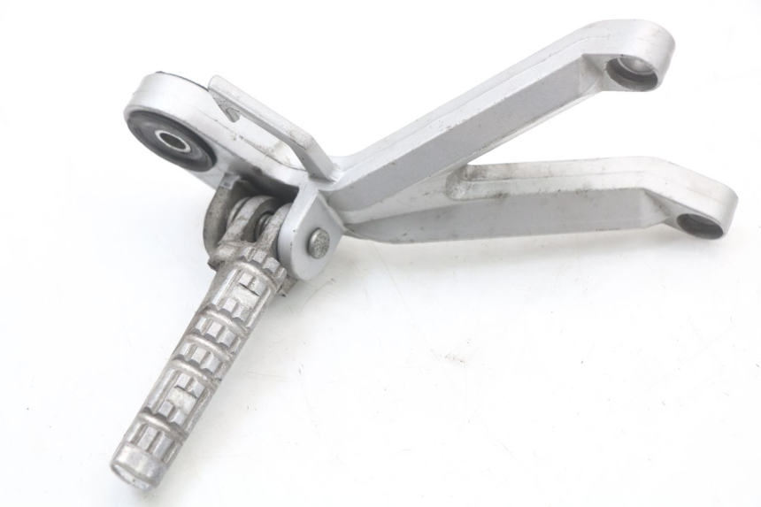 photo de REAR RIGHT FOOTREST MOUNT HYOSUNG GTR 125 (2006 - 2008) - Alternative perspective