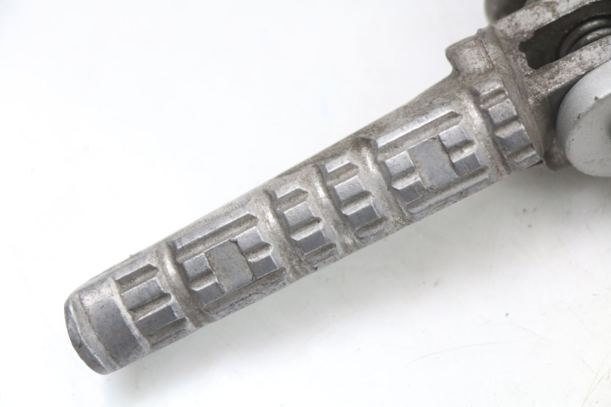 photo de REAR RIGHT FOOTREST MOUNT HYOSUNG GTR 125 (2006 - 2008) - Technical close-up