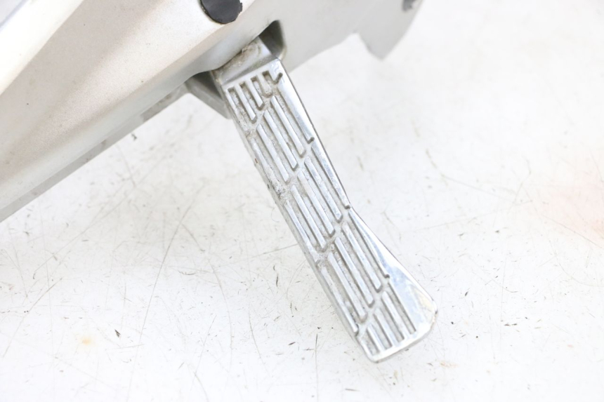 photo de REAR RIGHT FOOTREST MOUNT JM MOTORS GTS 125 (2015 - 2019) - Alternative perspective