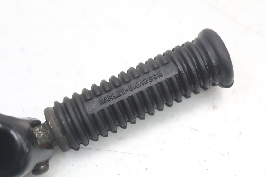 photo de REAR RIGHT FOOTREST MOUNT HARLEY DAVIDSON SPORTSTER XL CUSTOM 883 (1999 - 2006) - Surface and material condition