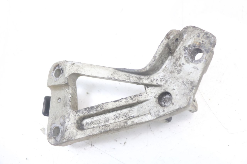 photo de REAR RIGHT FOOTREST MOUNT KAWASAKI GTR 1000 (1994 - 2004) - Alternative perspective