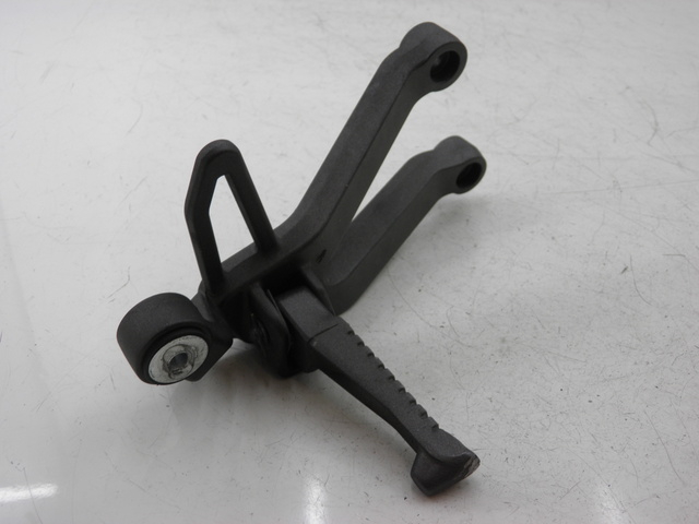 photo de REAR RIGHT FOOTREST MOUNT KYMCO QUANNON NAKED 125 (2010) - Product overview