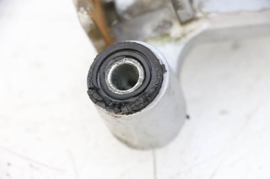 photo de REAR RIGHT FOOTREST MOUNT HONDA NSR R 125 (1994 - 2003) - Zoom on usage condition