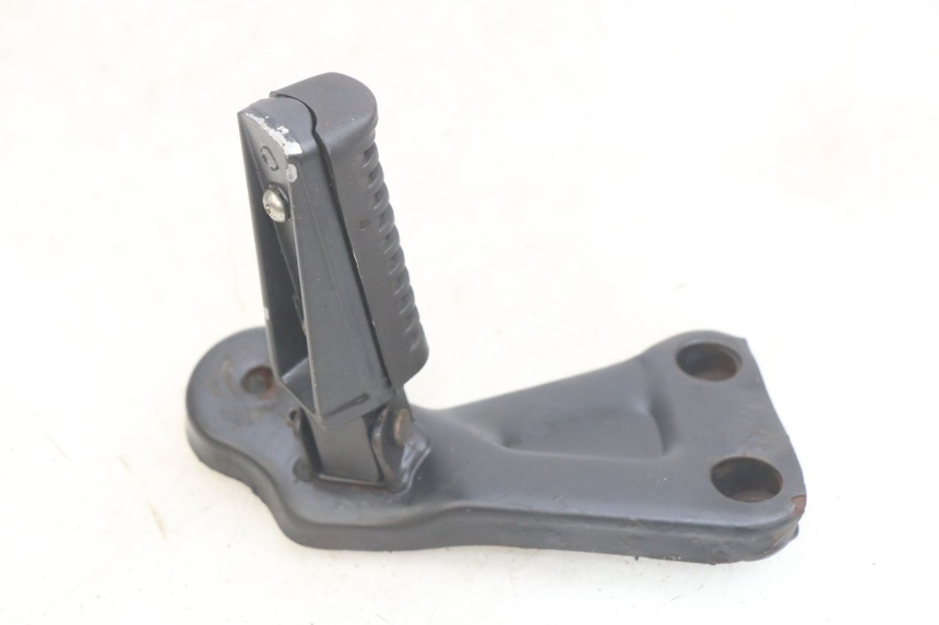 photo de RIGHT REAR FOOTREST MOUNTING PLATE YAMASAKI ROADSTER 50 (2013 - 2018) - Zoom on usage condition