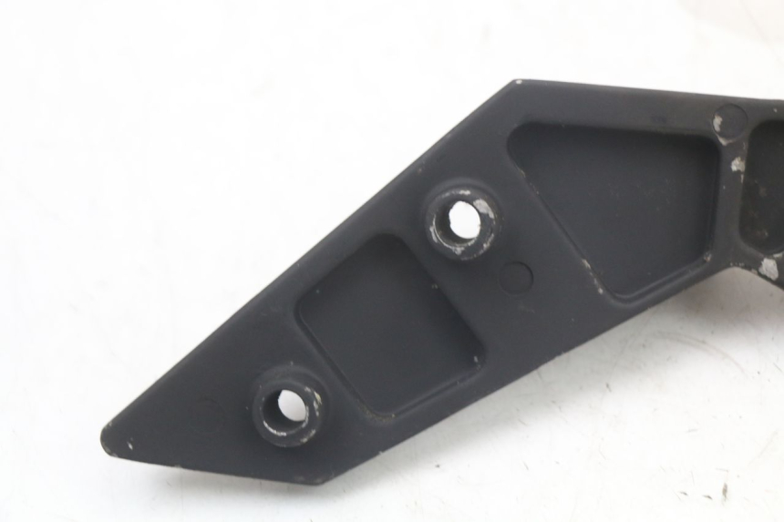 photo de REAR RIGHT FOOTREST MOUNT KYMCO SUPER 8 125 (2008 - 2015) - Fixing points details