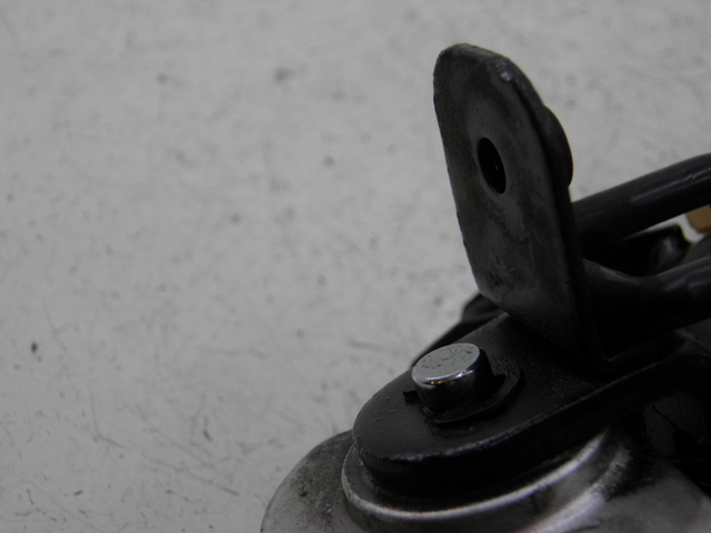 photo de REAR RIGHT FOOTREST MOUNT SYM GTS 125 (2005 - 2008) - Surface and material condition