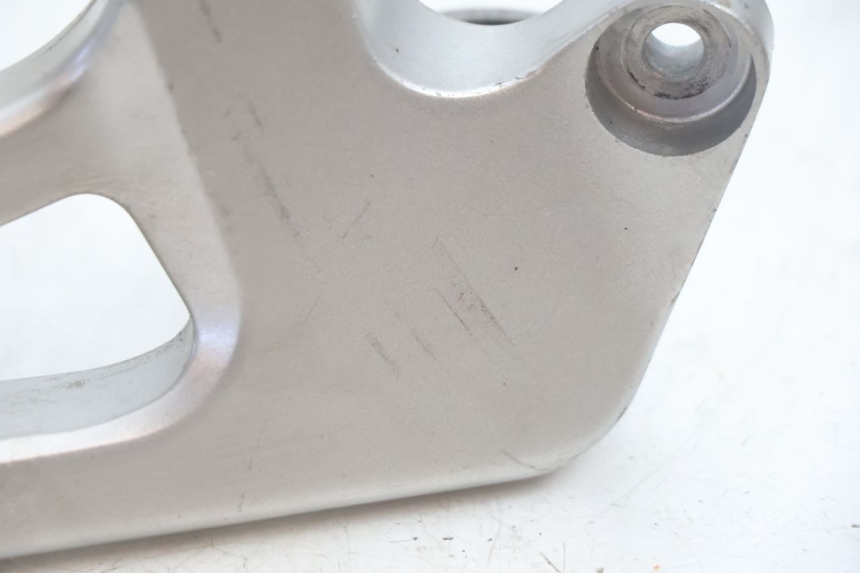 photo de RIGHT REAR FOOTREST MOUNTING PLATE HONDA VFR FI RC46 800 (1998 - 2001) - Technical close-up