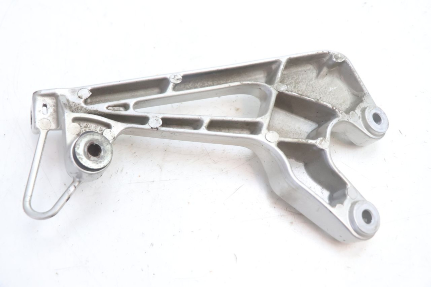 photo de RIGHT REAR FOOTREST MOUNTING PLATE HONDA VFR FI RC46 800 (1998 - 2001) - Checked used part