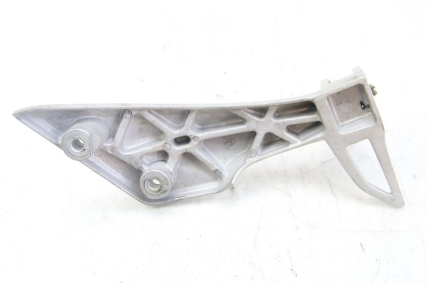 photo de REAR RIGHT FOOTREST BRACKET HONDA VISION NSC R 50 (2013 - 2015) - Zoom on usage condition