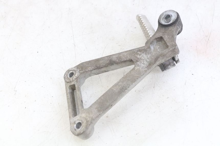 photo de RIGHT REAR FOOTREST MOUNTING PLATE DAELIM VJ ROADWIN FI 125 (2008 - 2017) - Zoom on usage condition