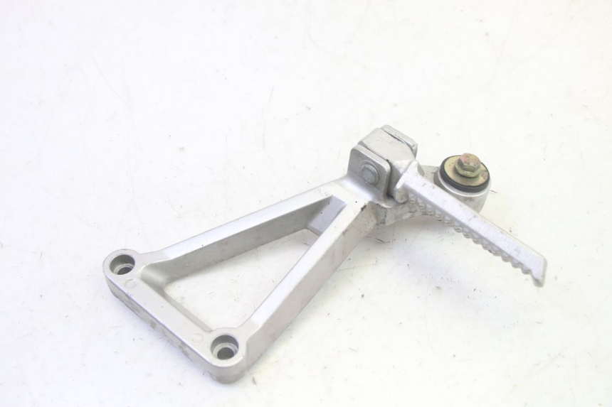 photo de RIGHT REAR FOOTREST MOUNTING PLATE DAELIM VJ ROADWIN FI 125 (2008 - 2017) - Component detail