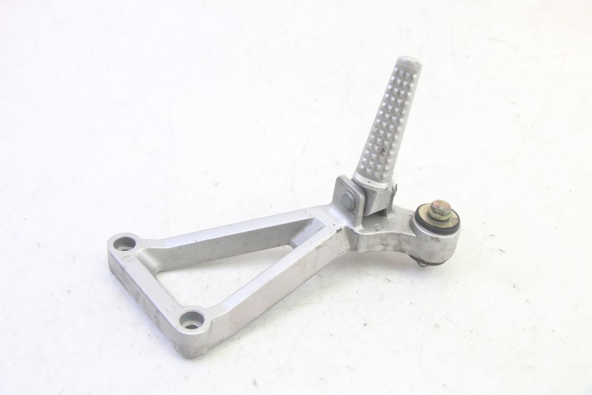 photo de RIGHT REAR FOOTREST MOUNTING PLATE DAELIM VJ ROADWIN FI 125 (2008 - 2017) - Zoom on usage condition