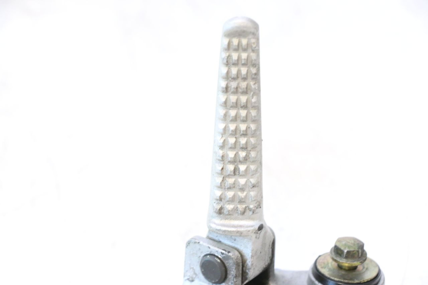 photo de REAR RIGHT FOOTREST MOUNT DAELIM VJ ROADWIN 125 (2004 - 2007) - Technical close-up