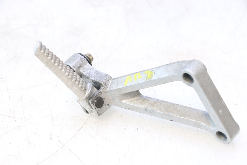 photo de REAR RIGHT FOOTREST MOUNT DAELIM VJ ROADWIN 125 (2004 - 2007) - Surface and material condition