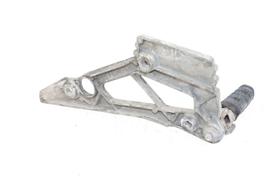 photo de REAR RIGHT FOOTREST MOUNT YAMAHA XJ F 900 (1983 - 1994) - Alternative perspective