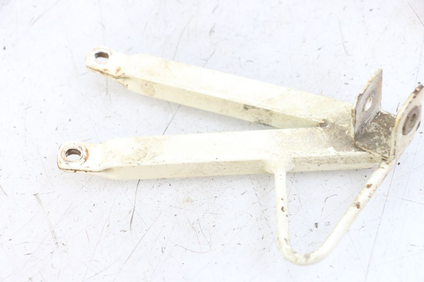 photo de RIGHT REAR FOOTREST MOUNTING PLATE PEUGEOT XP6 50 (1997 - 2003) - Zoom on usage condition