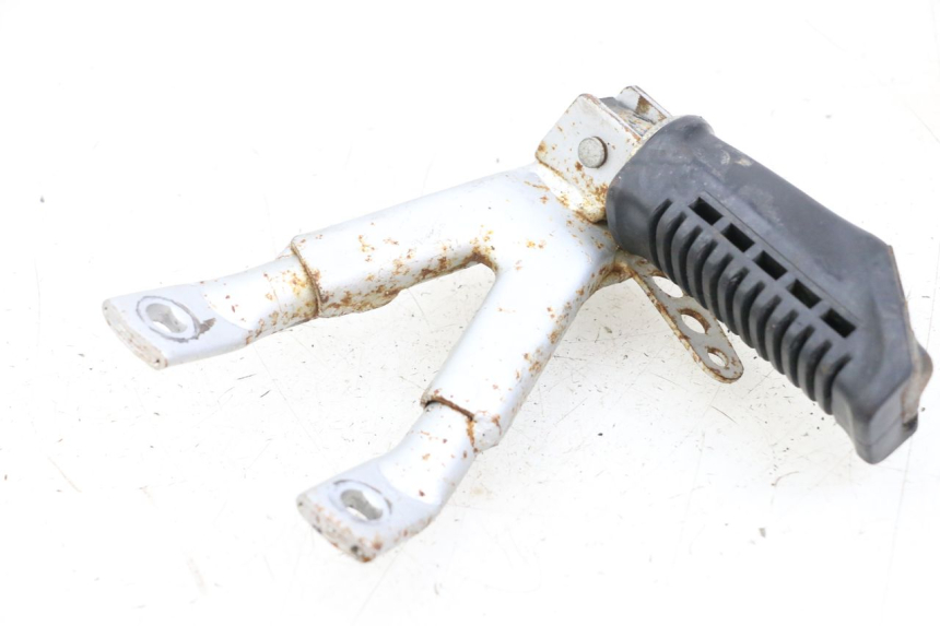 photo de REAR RIGHT FOOTREST BRACKET HYOSUNG XRX 125 (2000 - 2008) - Zoom on usage condition